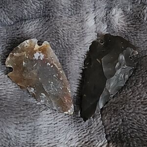 Rustic Stone Arrowhead Set - Brown and Black